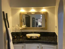 Vous recherchez un havrre de paix confortable et cosy ce studio cocooning est fait pour vous , idéal pour un voyageur solo
une chambre avec salle d'eau moderne, toilette, cuisine , salon, téliviseur, internet , accès à la piscine , le linge de maison est fourni, passsage de la femme de ménage 2 fois/ semaine inclus
Ambiance chaleureuse et apaisante