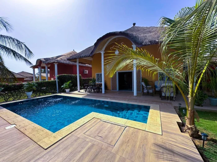 Magnifique villa en résidence avec piscine privée, terrasse aménagée, 4 chambres , 2 salles de bain, cuisine équipée , salon, wifi, canal , IPTV, parking, groupe électrogène dans la résidence et piscine commune
inclus dans la prestation, la femme de ménage  de 9H30 à 16H sauf le dimanche ,jardinier, pisciniste, canal et internet 
Consommation eau + électricité à la charge des locataires