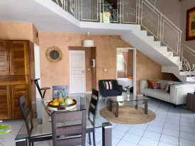 Magnifique villa en résidence avec piscine privée, terrasse aménagée, 4 chambres , 2 salles de bain, cuisine équipée , salon, wifi, canal , IPTV, parking, groupe électrogène dans la résidence et piscine commune
inclus dans la prestation, la femme de ménage de 9H30 à 16H sauf le dimanche ,jardinier, pisciniste, canal et internet
Consommation eau + électricité à la charge des locataires