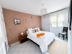 Magnifique villa en résidence avec piscine privée, terrasse aménagée, 4 chambres , 2 salles de bain, cuisine équipée , salon, wifi, canal , IPTV, parking, groupe électrogène dans la résidence et piscine commune
inclus dans la prestation, la femme de ménage de 9H30 à 16H sauf le dimanche ,jardinier, pisciniste, canal et internet
Consommation eau + électricité à la charge des locataires
