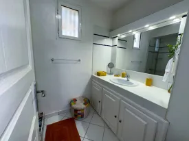 Magnifique villa en résidence avec piscine privée, terrasse aménagée, 4 chambres , 2 salles de bain, cuisine équipée , salon, wifi, canal , IPTV, parking, groupe électrogène dans la résidence et piscine commune
inclus dans la prestation, la femme de ménage de 9H30 à 16H sauf le dimanche ,jardinier, pisciniste, canal et internet
Consommation eau + électricité à la charge des locataires