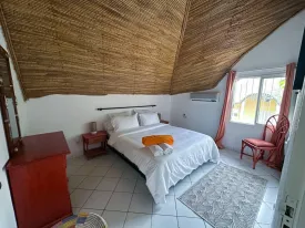 Magnifique villa en résidence avec piscine privée, terrasse aménagée, 4 chambres , 2 salles de bain, cuisine équipée , salon, wifi, canal , IPTV, parking, groupe électrogène dans la résidence et piscine commune
inclus dans la prestation, la femme de ménage de 9H30 à 16H sauf le dimanche ,jardinier, pisciniste, canal et internet
Consommation eau + électricité à la charge des locataires