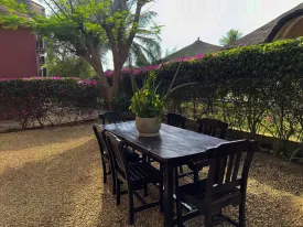 Magnifique villa en résidence avec piscine privée, terrasse aménagée, 4 chambres , 2 salles de bain, cuisine équipée , salon, wifi, canal , IPTV, parking, groupe électrogène dans la résidence et piscine commune
inclus dans la prestation, la femme de ménage de 9H30 à 16H sauf le dimanche ,jardinier, pisciniste, canal et internet
Consommation eau + électricité à la charge des locataires