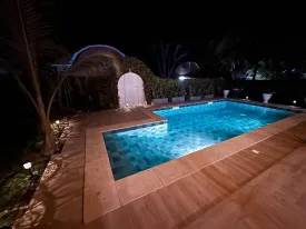 Magnifique villa en résidence avec piscine privée, terrasse aménagée, 4 chambres , 2 salles de bain, cuisine équipée , salon, wifi, canal , IPTV, parking, groupe électrogène dans la résidence et piscine commune
inclus dans la prestation, la femme de ménage de 9H30 à 16H sauf le dimanche ,jardinier, pisciniste, canal et internet
Consommation eau + électricité à la charge des locataires