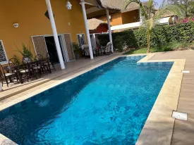 Magnifique villa en résidence avec piscine privée, terrasse aménagée, 4 chambres , 2 salles de bain, cuisine équipée , salon, wifi, canal , IPTV, parking, groupe électrogène dans la résidence et piscine commune
inclus dans la prestation, la femme de ménage de 9H30 à 16H sauf le dimanche ,jardinier, pisciniste, canal et internet
Consommation eau + électricité à la charge des locataires
