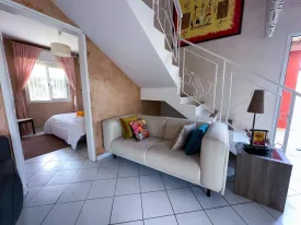 Magnifique villa en résidence avec piscine privée, terrasse aménagée, 4 chambres , 2 salles de bain, cuisine équipée , salon, wifi, canal , IPTV, parking, groupe électrogène dans la résidence et piscine commune
inclus dans la prestation, la femme de ménage de 9H30 à 16H sauf le dimanche ,jardinier, pisciniste, canal et internet
Consommation eau + électricité à la charge des locataires