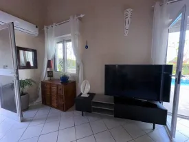Magnifique villa en résidence avec piscine privée, terrasse aménagée, 4 chambres , 2 salles de bain, cuisine équipée , salon, wifi, canal , IPTV, parking, groupe électrogène dans la résidence et piscine commune
inclus dans la prestation, la femme de ménage de 9H30 à 16H sauf le dimanche ,jardinier, pisciniste, canal et internet
Consommation eau + électricité à la charge des locataires