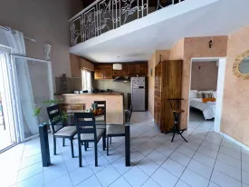 Magnifique villa en résidence avec piscine privée, terrasse aménagée, 4 chambres , 2 salles de bain, cuisine équipée , salon, wifi, canal , IPTV, parking, groupe électrogène dans la résidence et piscine commune
inclus dans la prestation, la femme de ménage de 9H30 à 16H sauf le dimanche ,jardinier, pisciniste, canal et internet
Consommation eau + électricité à la charge des locataires