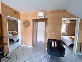 Magnifique villa en résidence avec piscine privée, terrasse aménagée, 4 chambres , 2 salles de bain, cuisine équipée , salon, wifi, canal , IPTV, parking, groupe électrogène dans la résidence et piscine commune
inclus dans la prestation, la femme de ménage de 9H30 à 16H sauf le dimanche ,jardinier, pisciniste, canal et internet
Consommation eau + électricité à la charge des locataires