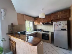 Magnifique villa en résidence avec piscine privée, terrasse aménagée, 4 chambres , 2 salles de bain, cuisine équipée , salon, wifi, canal , IPTV, parking, groupe électrogène dans la résidence et piscine commune
inclus dans la prestation, la femme de ménage de 9H30 à 16H sauf le dimanche ,jardinier, pisciniste, canal et internet
Consommation eau + électricité à la charge des locataires