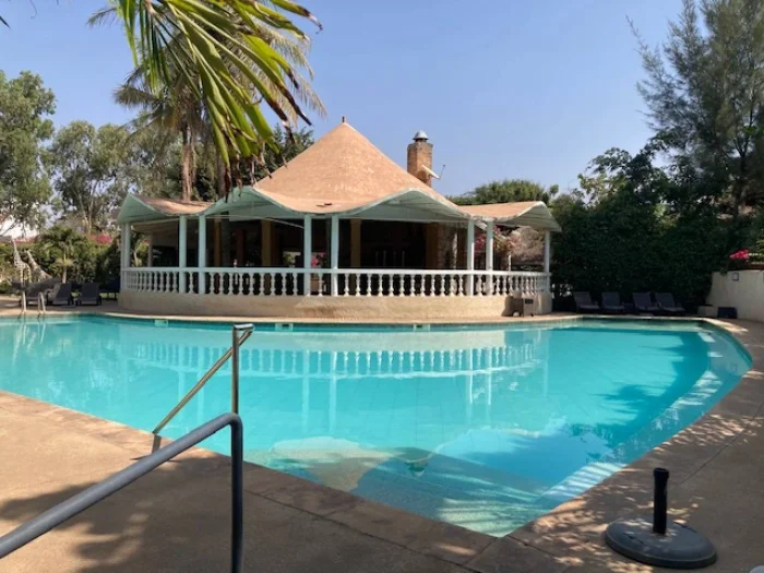Villa située dans une résidence avec piscine commune, groupe électrogène et plage privée