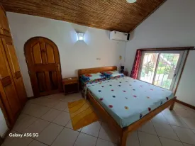 Villa située dans une résidence avec piscine commune, groupe électrogène et plage privée