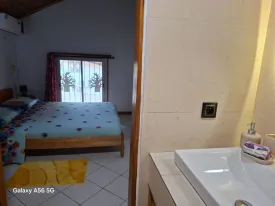 Villa située dans une résidence avec piscine commune, groupe électrogène et plage privée