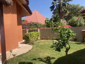 Villa située dans une résidence avec piscine commune, groupe électrogène et plage privée