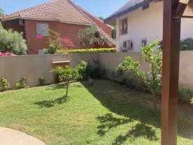 Villa située dans une résidence avec piscine commune, groupe électrogène et plage privée