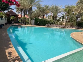 Villa située dans une résidence avec piscine commune, groupe électrogène et plage privée