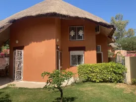 Villa située dans une résidence avec piscine commune, groupe électrogène et plage privée
