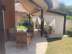 Villa située dans une résidence avec piscine commune, groupe électrogène et plage privée