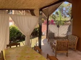 Villa située dans une résidence avec piscine commune, groupe électrogène et plage privée