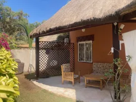 Villa située dans une résidence avec piscine commune, groupe électrogène et plage privée