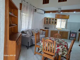 Villa située dans une résidence avec piscine commune, groupe électrogène et plage privée