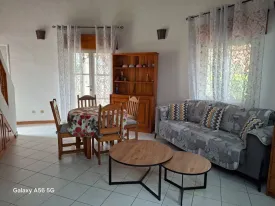 Villa située dans une résidence avec piscine commune, groupe électrogène et plage privée