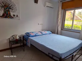 Villa située dans une résidence avec piscine commune, groupe électrogène et plage privée