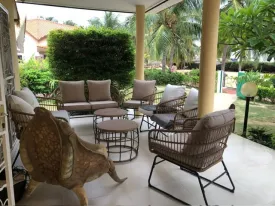Superbe villa située en pemière ligne mer, offrant une vue exceptionnelle et un accès direct à la plage