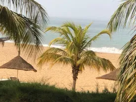 Superbe villa située en pemière ligne mer, offrant une vue exceptionnelle et un accès direct à la plage