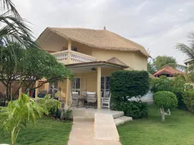 Superbe villa située en pemière ligne mer, offrant une vue exceptionnelle et un accès direct à la plage