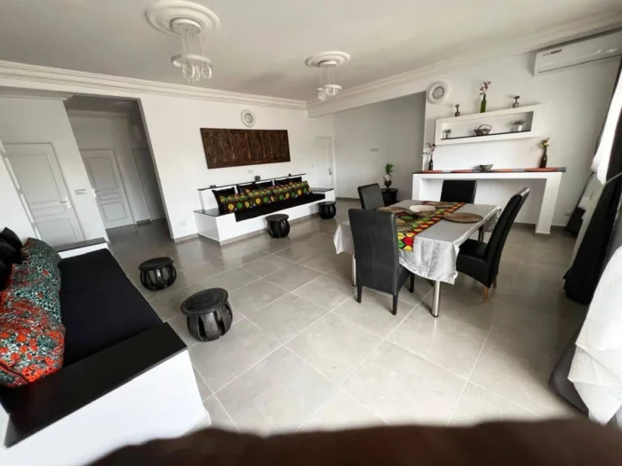 Appartement décoré avec goût, lumineux et très bien entretenu  dans une petite résidence à la Somone 
2 chambres, 2 salles d'eau  , wc visiteur, cuisine équipée, buanderie, salon, salle à manger 
piscine commune , balcons, espace barbecue, caméras de surveillance, 
Entretien piscine, et passe de la femme de ménage 3 fois/ semaine inclus dans le tarif 
Consommation électricité, eau, wifi et canal à la charges des locataires