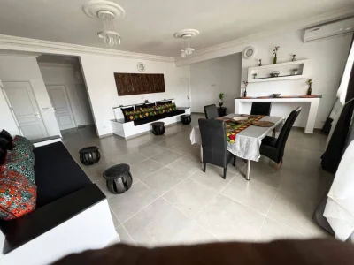 Appartement décoré avec goût, lumineux et très bien entretenu  dans une petite résidence à la Somone 
2 chambres, 2 salles d'eau  , wc visiteur, cuisine équipée, buanderie, salon, salle à manger 
piscine commune , balcons, espace barbecue, caméras de surveillance, 
Entretien piscine, et passe de la femme de ménage 3 fois/ semaine inclus dans le tarif 
Consommation électricité, eau, wifi et canal à la charges des locataires