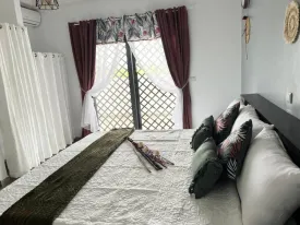 Appartement décoré avec goût, lumineux et très bien entretenu  dans une petite résidence à la Somone 
2 chambres, 2 salles d'eau  , wc visiteur, cuisine équipée, buanderie, salon, salle à manger 
piscine commune , balcons, espace barbecue, caméras de surveillance, 
Entretien piscine, et passe de la femme de ménage 3 fois/ semaine inclus dans le tarif 
Consommation électricité, eau, wifi et canal à la charges des locataires