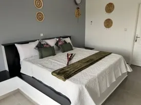 Appartement décoré avec goût, lumineux et très bien entretenu  dans une petite résidence à la Somone 
2 chambres, 2 salles d'eau  , wc visiteur, cuisine équipée, buanderie, salon, salle à manger 
piscine commune , balcons, espace barbecue, caméras de surveillance, 
Entretien piscine, et passe de la femme de ménage 3 fois/ semaine inclus dans le tarif 
Consommation électricité, eau, wifi et canal à la charges des locataires