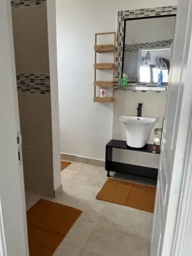 Appartement décoré avec goût, lumineux et très bien entretenu  dans une petite résidence à la Somone 
2 chambres, 2 salles d'eau  , wc visiteur, cuisine équipée, buanderie, salon, salle à manger 
piscine commune , balcons, espace barbecue, caméras de surveillance, 
Entretien piscine, et passe de la femme de ménage 3 fois/ semaine inclus dans le tarif 
Consommation électricité, eau, wifi et canal à la charges des locataires
