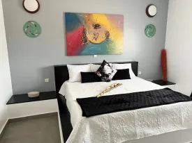Appartement décoré avec goût, lumineux et très bien entretenu  dans une petite résidence à la Somone 
2 chambres, 2 salles d'eau  , wc visiteur, cuisine équipée, buanderie, salon, salle à manger 
piscine commune , balcons, espace barbecue, caméras de surveillance, 
Entretien piscine, et passe de la femme de ménage 3 fois/ semaine inclus dans le tarif 
Consommation électricité, eau, wifi et canal à la charges des locataires