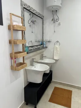 Appartement décoré avec goût, lumineux et très bien entretenu  dans une petite résidence à la Somone 
2 chambres, 2 salles d'eau  , wc visiteur, cuisine équipée, buanderie, salon, salle à manger 
piscine commune , balcons, espace barbecue, caméras de surveillance, 
Entretien piscine, et passe de la femme de ménage 3 fois/ semaine inclus dans le tarif 
Consommation électricité, eau, wifi et canal à la charges des locataires