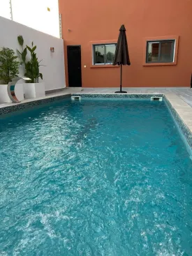 Appartement décoré avec goût, lumineux et très bien entretenu  dans une petite résidence à la Somone 
2 chambres, 2 salles d'eau  , wc visiteur, cuisine équipée, buanderie, salon, salle à manger 
piscine commune , balcons, espace barbecue, caméras de surveillance, 
Entretien piscine, et passe de la femme de ménage 3 fois/ semaine inclus dans le tarif 
Consommation électricité, eau, wifi et canal à la charges des locataires