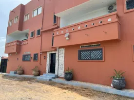 Appartement décoré avec goût, lumineux et très bien entretenu  dans une petite résidence à la Somone 
2 chambres, 2 salles d'eau  , wc visiteur, cuisine équipée, buanderie, salon, salle à manger 
piscine commune , balcons, espace barbecue, caméras de surveillance, 
Entretien piscine, et passe de la femme de ménage 3 fois/ semaine inclus dans le tarif 
Consommation électricité, eau, wifi et canal à la charges des locataires