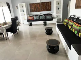 Appartement décoré avec goût, lumineux et très bien entretenu  dans une petite résidence à la Somone 
2 chambres, 2 salles d'eau  , wc visiteur, cuisine équipée, buanderie, salon, salle à manger 
piscine commune , balcons, espace barbecue, caméras de surveillance, 
Entretien piscine, et passe de la femme de ménage 3 fois/ semaine inclus dans le tarif 
Consommation électricité, eau, wifi et canal à la charges des locataires