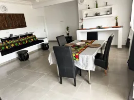 Appartement décoré avec goût, lumineux et très bien entretenu  dans une petite résidence à la Somone 
2 chambres, 2 salles d'eau  , wc visiteur, cuisine équipée, buanderie, salon, salle à manger 
piscine commune , balcons, espace barbecue, caméras de surveillance, 
Entretien piscine, et passe de la femme de ménage 3 fois/ semaine inclus dans le tarif 
Consommation électricité, eau, wifi et canal à la charges des locataires