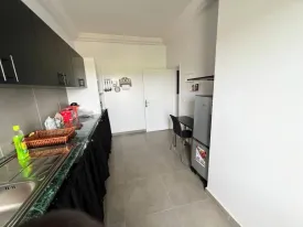 Appartement décoré avec goût, lumineux et très bien entretenu  dans une petite résidence à la Somone 
2 chambres, 2 salles d'eau  , wc visiteur, cuisine équipée, buanderie, salon, salle à manger 
piscine commune , balcons, espace barbecue, caméras de surveillance, 
Entretien piscine, et passe de la femme de ménage 3 fois/ semaine inclus dans le tarif 
Consommation électricité, eau, wifi et canal à la charges des locataires