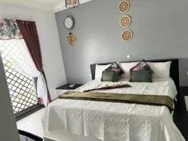 Appartement décoré avec goût, lumineux et très bien entretenu  dans une petite résidence à la Somone 
2 chambres, 2 salles d'eau  , wc visiteur, cuisine équipée, buanderie, salon, salle à manger 
piscine commune , balcons, espace barbecue, caméras de surveillance, 
Entretien piscine, et passe de la femme de ménage 3 fois/ semaine inclus dans le tarif 
Consommation électricité, eau, wifi et canal à la charges des locataires