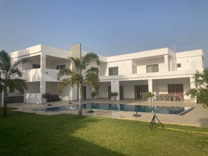 Magnifique villa à louer derrière le terrain de basket de la Somone
Composée de 5 grandes chambres climatisées , une salle de bain pour la chambre principale
et 4 salles d'eau pour les autres chambres,, un bureau, un salon- séjour, une cuisine fermée et  équipée, 
un cellier, une grande terrasse  couverte et aménagée, un pool housse , double abri voiture ,
joli jardin arboré, puits et réserve d'eau