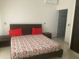 Magnifique villa à louer derrière le terrain de basket de la Somone
Composée de 5 grandes chambres climatisées , une salle de bain pour la chambre principale
et 4 salles d'eau pour les autres chambres,, un bureau, un salon- séjour, une cuisine fermée et équipée,
un cellier, une grande terrasse couverte et aménagée, un pool housse , double abri voiture ,
joli jardin arboré, puits et réserve d'eau
