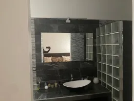 Magnifique villa à louer derrière le terrain de basket de la Somone
Composée de 5 grandes chambres climatisées , une salle de bain pour la chambre principale
et 4 salles d'eau pour les autres chambres,, un bureau, un salon- séjour, une cuisine fermée et équipée,
un cellier, une grande terrasse couverte et aménagée, un pool housse , double abri voiture ,
joli jardin arboré, puits et réserve d'eau