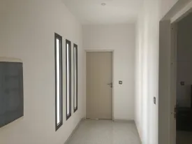 Magnifique villa à louer derrière le terrain de basket de la Somone
Composée de 5 grandes chambres climatisées , une salle de bain pour la chambre principale
et 4 salles d'eau pour les autres chambres,, un bureau, un salon- séjour, une cuisine fermée et équipée,
un cellier, une grande terrasse couverte et aménagée, un pool housse , double abri voiture ,
joli jardin arboré, puits et réserve d'eau