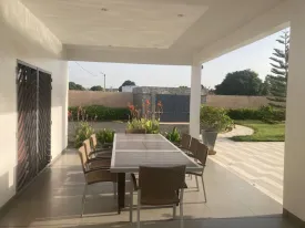 Magnifique villa à louer derrière le terrain de basket de la Somone
Composée de 5 grandes chambres climatisées , une salle de bain pour la chambre principale
et 4 salles d'eau pour les autres chambres,, un bureau, un salon- séjour, une cuisine fermée et équipée,
un cellier, une grande terrasse couverte et aménagée, un pool housse , double abri voiture ,
joli jardin arboré, puits et réserve d'eau