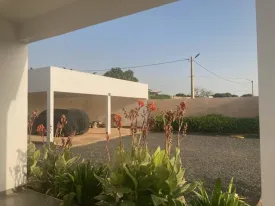 Magnifique villa à louer derrière le terrain de basket de la Somone
Composée de 5 grandes chambres climatisées , une salle de bain pour la chambre principale
et 4 salles d'eau pour les autres chambres,, un bureau, un salon- séjour, une cuisine fermée et équipée,
un cellier, une grande terrasse couverte et aménagée, un pool housse , double abri voiture ,
joli jardin arboré, puits et réserve d'eau