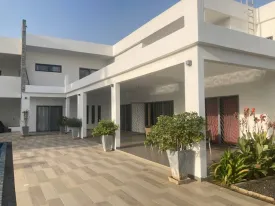 Magnifique villa à louer derrière le terrain de basket de la Somone
Composée de 5 grandes chambres climatisées , une salle de bain pour la chambre principale
et 4 salles d'eau pour les autres chambres,, un bureau, un salon- séjour, une cuisine fermée et équipée,
un cellier, une grande terrasse couverte et aménagée, un pool housse , double abri voiture ,
joli jardin arboré, puits et réserve d'eau